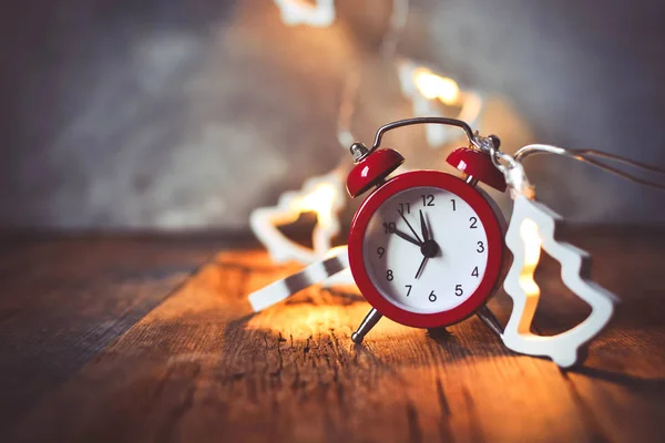 Fondo Tiempo Navidad Con Reloj Guirnalda Eléctrica Navidad —  Fotos de Stock