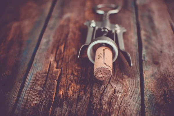 Korkenzieher Und Korken Aus Der Alten Weinflasche Auf Einem Holztisch — Stockfoto