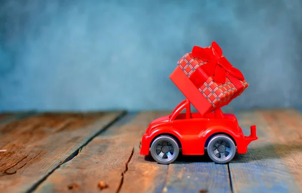 Концепция Подарков Сюрпризов Игрушечным Автомобилем Подарочной Коробкой — стоковое фото