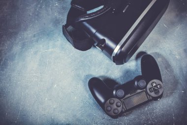 Oyun konsolu ve vr kulaklık denetleyicisi ile oyun ve oyun arkaplanı oynanıyor