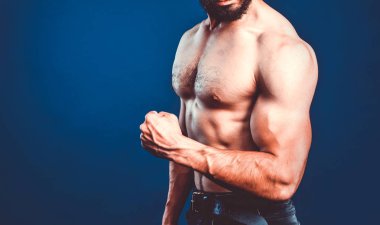 Vücut geliştirme afişi, vücut geliştirme sporcusunun kaslarını esnetirkenki görüntüsü. Kopyalama alanı olan fitness şablonu.