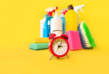 Ev kimyasalları ve çalar saat geçmişi. Temizlik hizmeti kavramı ile zaman tasarrufu.