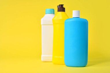 Sarı arka planda plastik şişeler