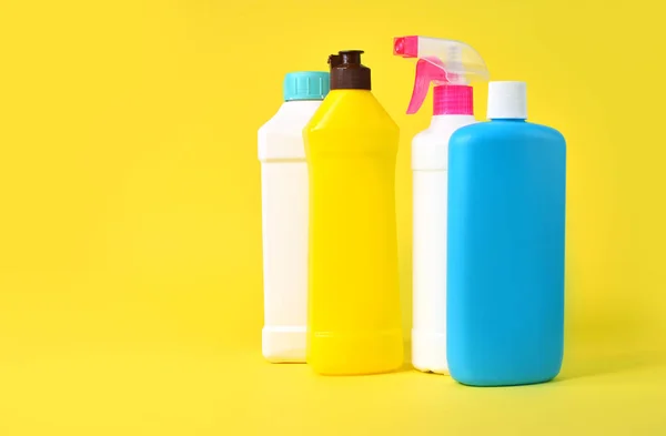 Set Plastic Bottles Yellow Background — ストック写真