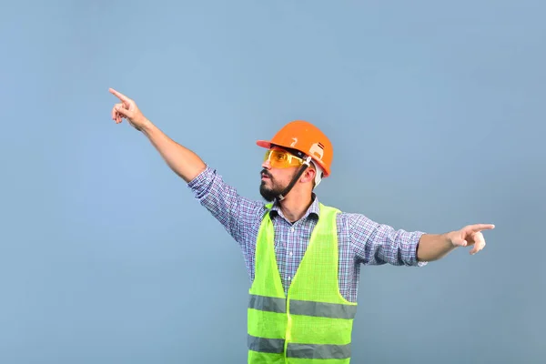 Constructor Obrero Con Casco Gesticula Con Las Manos Supervisa Edificio — Foto de Stock