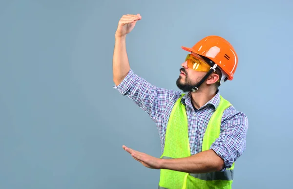 Control Del Proceso Construcción Constructor Obrero Con Casco Gesticula Con — Foto de Stock