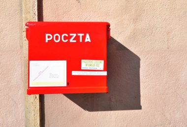 Krakow, Polonya - 15 Ekim 2019: Duvarında kırmızı posta kutusu olan Polonya Posta Konsepti