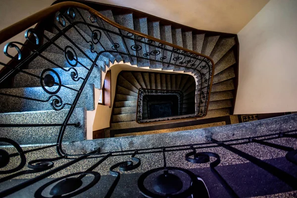 Hermosa Escalera Caracol Con Pasamanos Metálicos Decorativos Casa Antigua — Foto de Stock