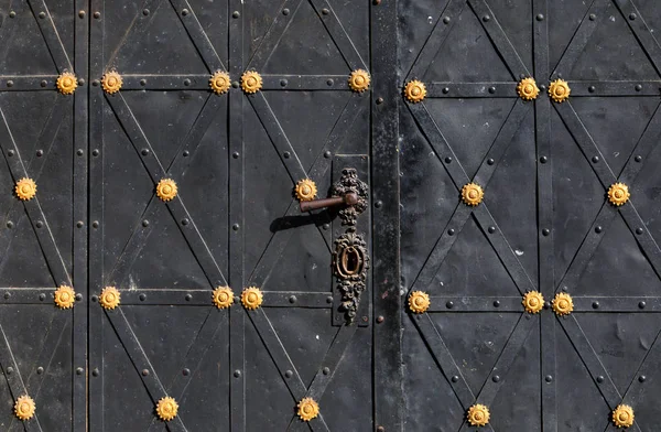 Puerta Metal Forjado Auténtico Viejo Con Elementos Color Oro — Foto de Stock