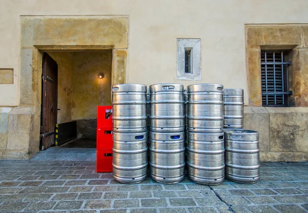 Avrupa Restoranının Arka Bahçesinde Bira Fıçıları — Stok fotoğraf