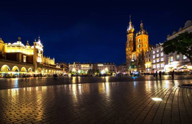Gece Krakow Meydanı 'nın ışıkları. Avrupa 'da tatiller.