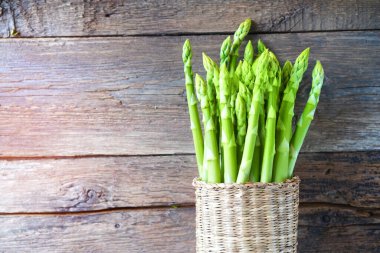 Kırsal ahşap masada kuşkonmaz. Üst Manzara. Boşluğu kopyala.