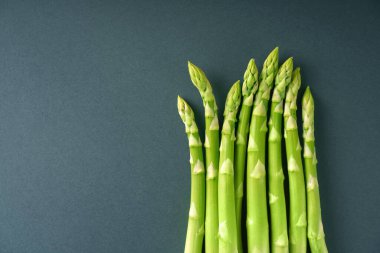 Koyu arkaplanda kuşkonmaz sapı var. 