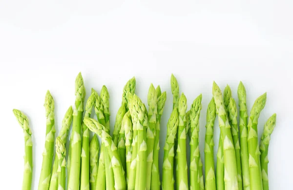 Zielone Szparagi Stos Białym Tle Żywność Ekologiczna — Zdjęcie stockowe