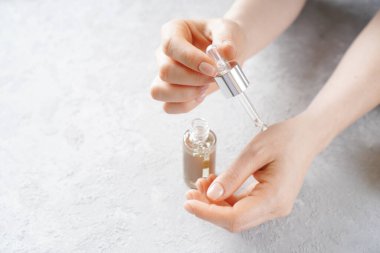 Kadın eline gerekli aroma yağını sürüyorum. 