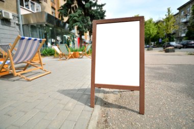 Şehir caddesinde boş beyaz reklam sütunları modeli