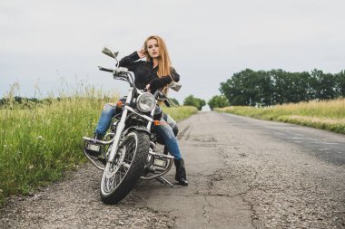 Motosikletli bir kız. Yaz motosiklet yolculuğu geçmişi. 
