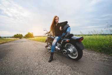 Motosiklet üstünde poz veren şık bir kız.. 