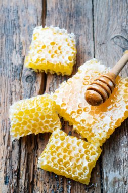 Tahta arka planda bal tarakları. Dikey fotoğraf.