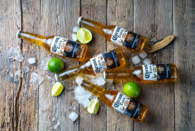 Kharkiv, Ukrayna - 30 Haziran 2020: Ahşap masada Corona Bira Şişeleri 'nin resimli editörü