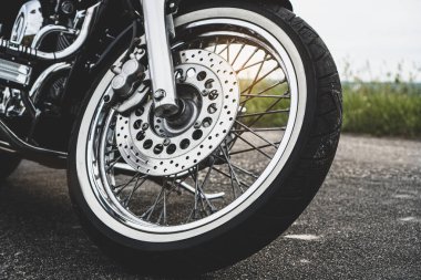 Fren diski yakın çekimli motosiklet tekerleği
