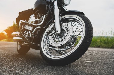 Motosiklet tekeri asfalt yolda yaklaşıyor. Motosiklet kırsal yolda durdu.. 