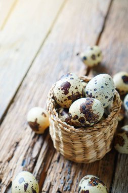 Hasır sepette bıldırcın yumurtası..