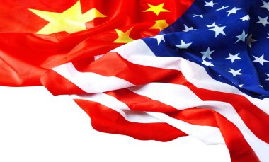 Beyaz üzerinde Çin bayrağı olan ABD bayrağı. Tahta masada Çin bayrağı ve Amerikan bayrağı.