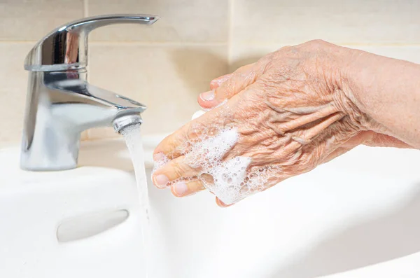 Femme Âgée Lave Les Mains Hygiène Des Mains Pour Prévenir — Photo