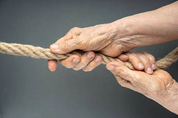 Anciana Mujer Arrugado Manos Tire Cuerda — Foto de Stock