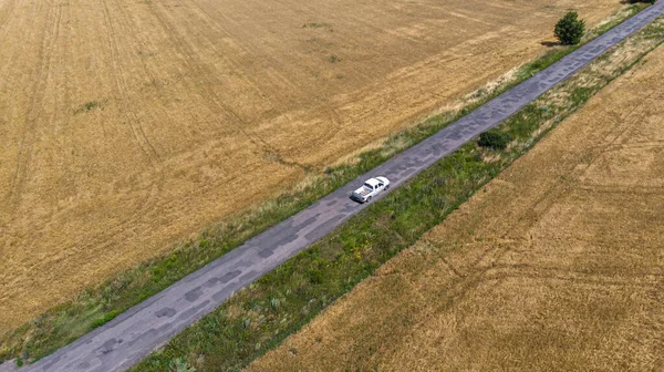 Aereo Camion Pick Guida Dalla Vecchia Strada Rurale Tra Campi — Foto Stock