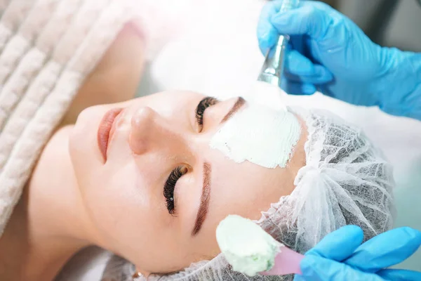 Cosmetisch Gezichtsmasker Schoonheidsbehandeling Een Schoonheidssalon — Stockfoto