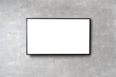 Televizyonun arka planında yassı beyaz ekranlı lcd TV var.