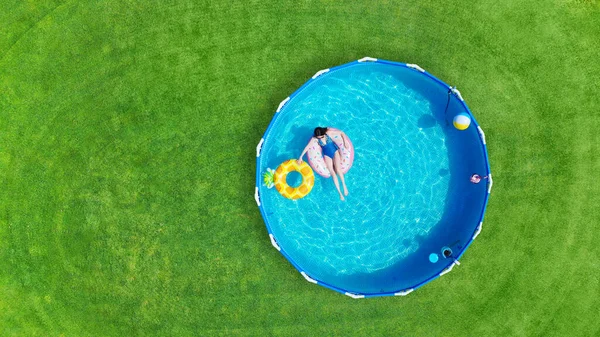 Antenne Mädchen Schwimmt Einem Metallgerüst Pool Mit Aufblasbarem Spielzeug Rahmenbecken — Stockfoto