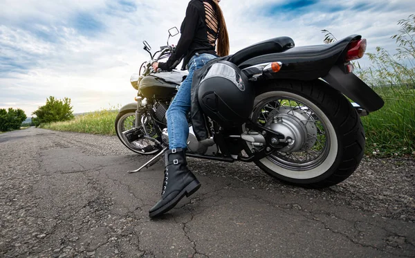 Motociclista Sienta Una Motocicleta Pie Camino Asfalto Agrietado Campo — Foto de Stock