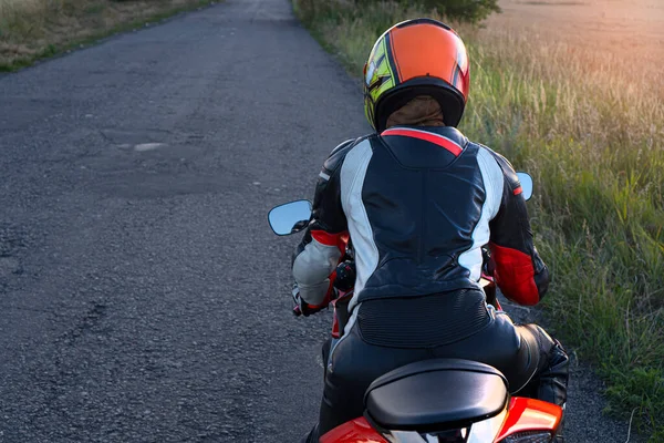 Extremer Fahrhintergrund Biker Schutzanzug Und Helm Auf Einem Sportmotorrad Steht — Stockfoto