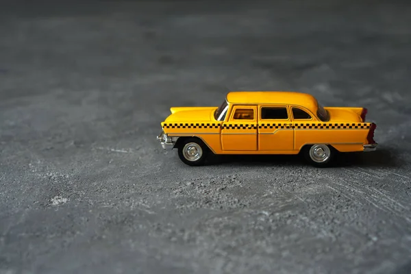 Игрушечный Желтый Ретро Автомобиль Такси Крупным Планом — стоковое фото