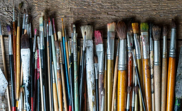 Pincéis Pintura Mista Deitado Sobre Fundo Madeira — Fotografia de Stock