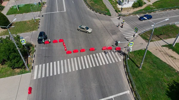Aéreo Detonar Antecedentes Estrada Fechada Com Cerca Plástico Cruzamento Pedestres — Fotografia de Stock