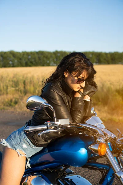 Modna Motocyklistka Siedzi Motocyklu Zatrzymała Się Wiejskiej Drodze Boiskiem — Zdjęcie stockowe