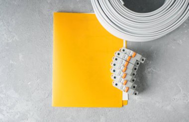 Devre kesiciler, kablo ve sarı proje klasörlü ev elektriği arka planı. Boşluğu kopyala.