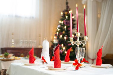 Arka planda köknar ağacı olan güzel bir Noel masası.. 