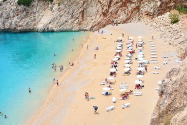 Birkaç turistin olduğu Kaputas plajı. Akdeniz 'de. Kas, Türkiye - 22 Mayıs 2019.