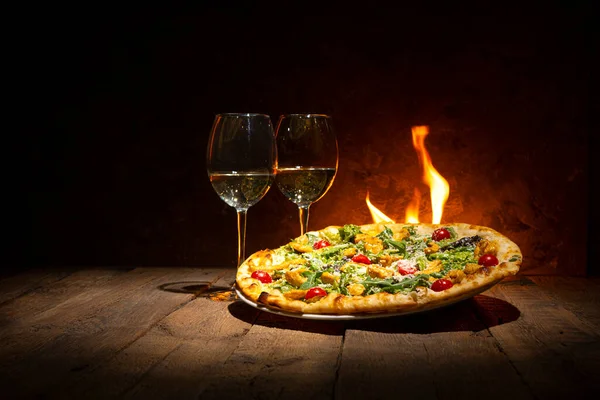 Una Sabrosa Pizza Solo Estufa Dos Copas Vino Pie Sobre — Foto de Stock