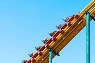 Eğlence parkı. Hız treni ve bir grup insan. Kharkiv, Ukrayna - 12 Eylül 2020.