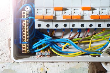 Voltaj santralindeki devre kesiciler yakın plan.