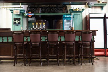 İnsanların olmadığı boş bir bar tezgahı. Karantina konseptiyle evde kal. Kharkiv, Ukrayna - 15 Eylül 2020.