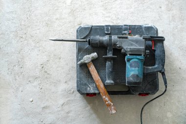 Parçalanma konsepti. İnşaat için döner çekiç beton arka planda tahrip ve el çekiç. 