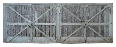 Eski bir deponun desenli kapıları. Metal kapaklı eski ahşap kapılar. Beyazda izole edilmiş.