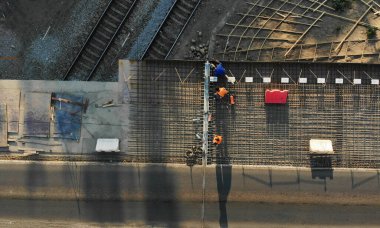 Havadan. Yüksek irtifa işe yarıyor. Demiryolu restorasyonunun üstündeki köprü. Asfalt kaldırım tadilatı. İHA 'dan üst görünüm.